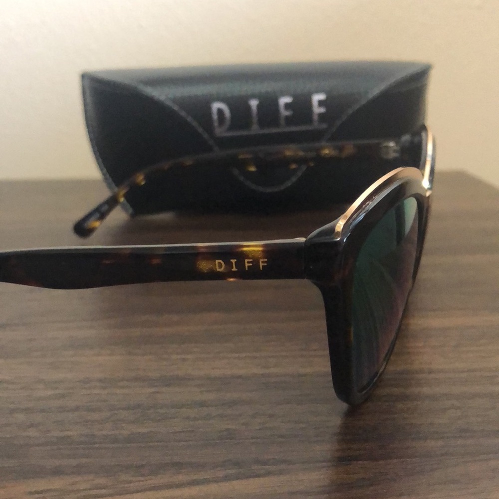 Diff Sunglasses With Case - image 3